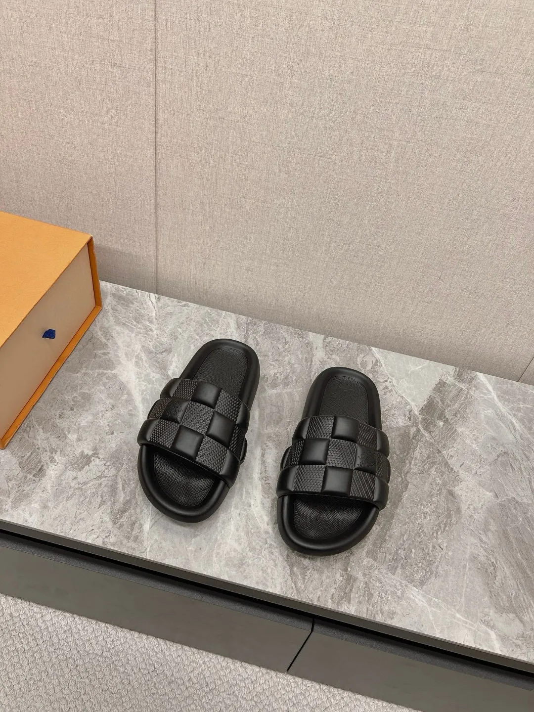 Ex-factory price: 240💰Support returns and exchanges LV/Louis Vuitton ✔️Early spring new model at the counter embossed LOGO couple slippers candy color series! The upper and outsole are made of soft t men's shoes 💰u material base men's shoes 💰u material size: 38-44, customized 45, 46
